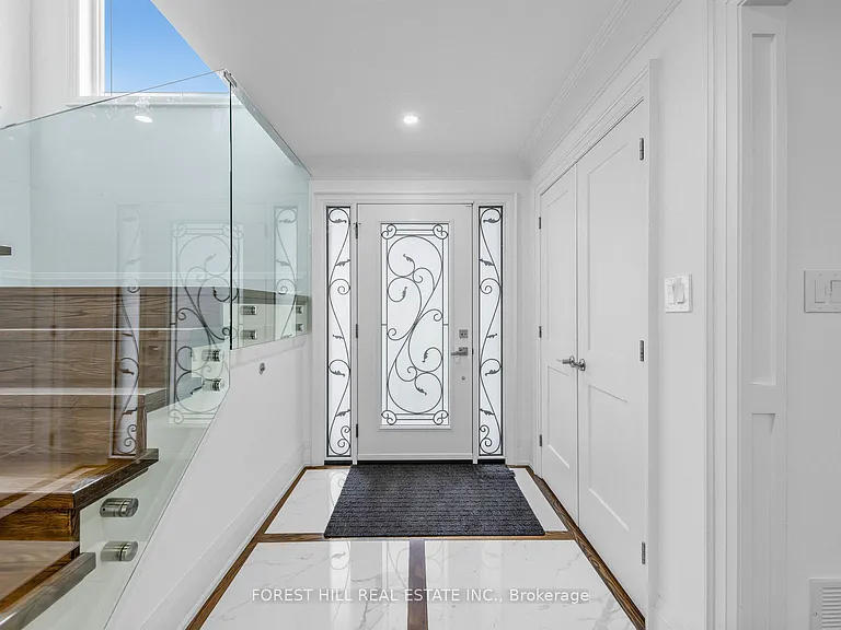 33 Warlock Cres — Photo 4
