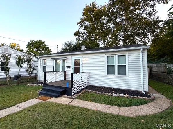 529 Emmons Ave, Saint Charles, MO 63301