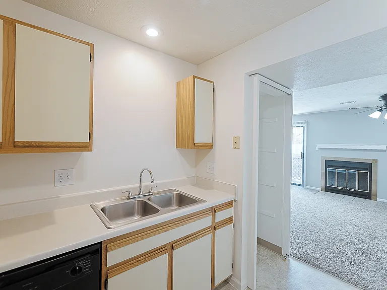 Applewood Pointe Apartments — Photo 24