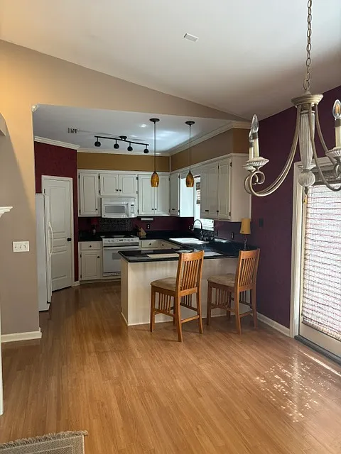 3 bed, 100 sqft, $1,895 — Photo 4