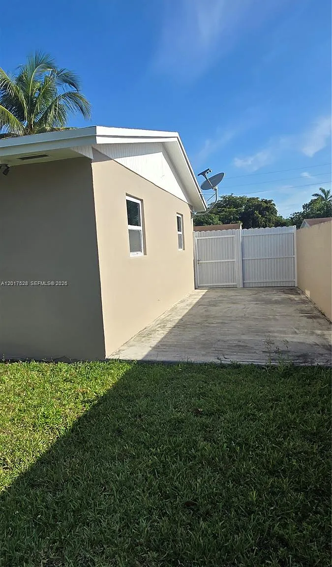 4 bed, 2.0 bath, 1250 sqft, $3,300 — Photo 3