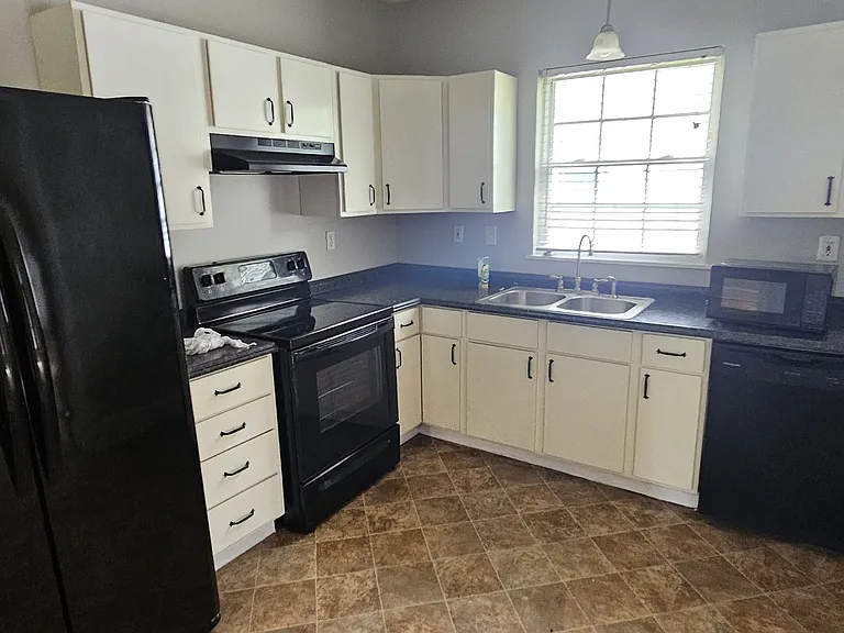 223 Richardson Ave — Photo 7