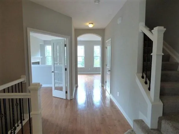 2834 Acarie Dr, Columbus, OH 43219