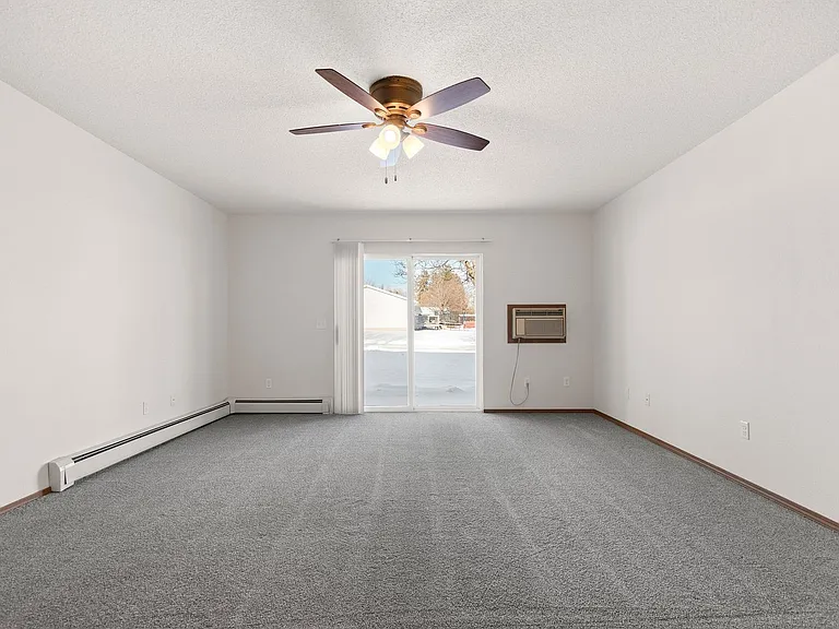 Sunshine Court Apartments — Photo 7