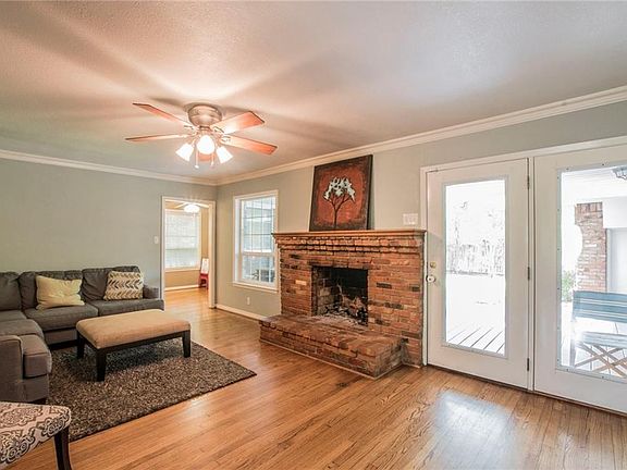 2nd image of 3901 Douglas Dr