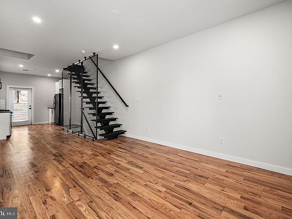 3rd image of 2361 N Hope St