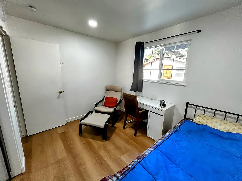 3 bed, 1000 sqft, $1,200 — Photo 2