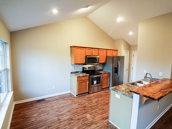Kitchen & Eat-In Breakfast