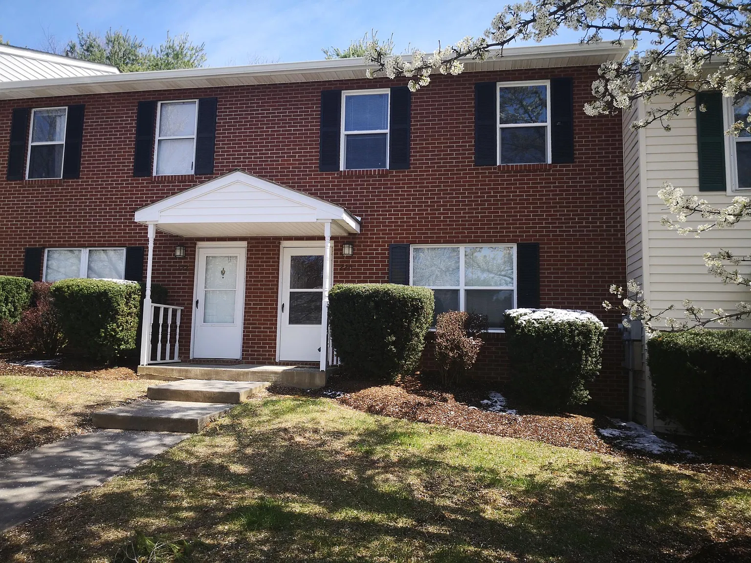 4 bed, 2.5 bath, 1480 sqft, $2,420 — Photo 1