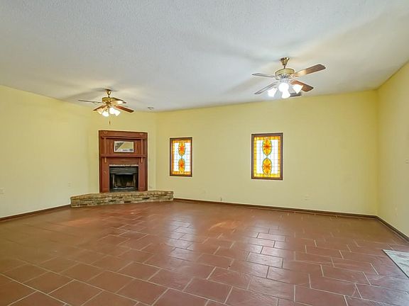 4th image of 525 Stewart Ave