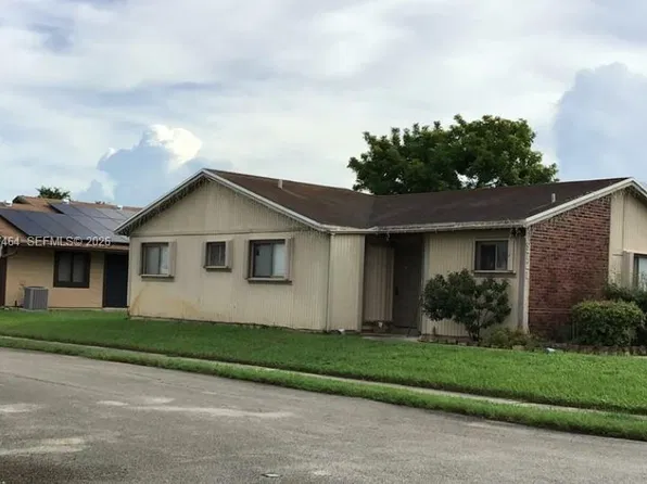 9721 W Daffodil Ln, Hollywood, FL 33025
