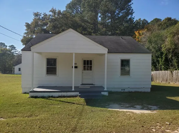 905 N Fulton St, Raeford, NC 28376