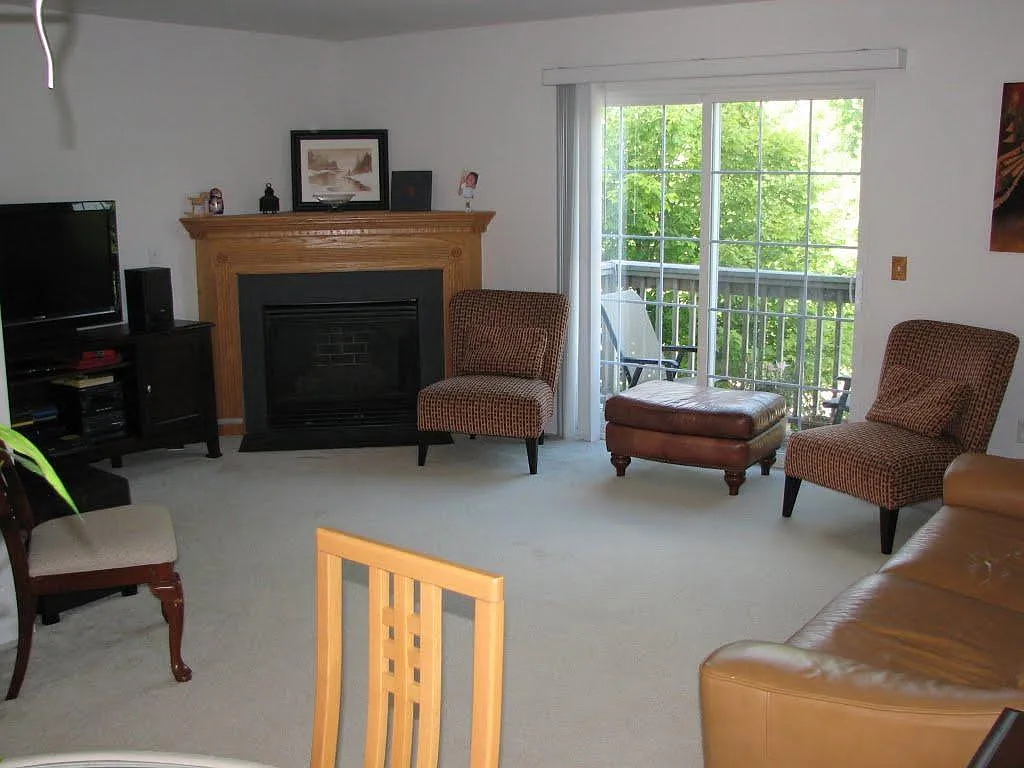 3 bed, 2.5 bath, 1450 sqft, $2,250 — Photo 2