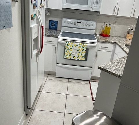 Kitchen with all appliances