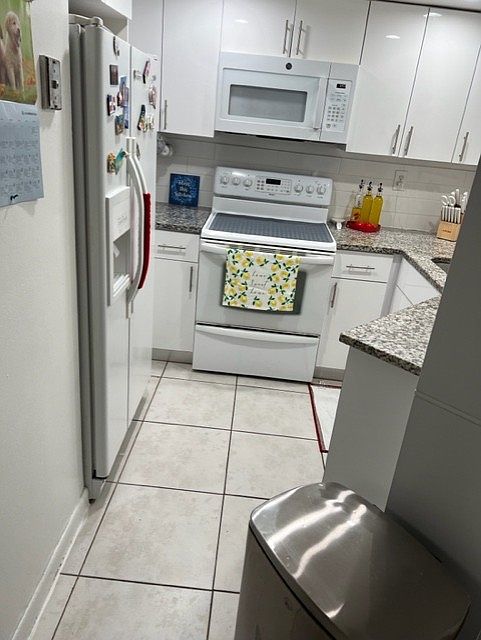 Kitchen with all appliances