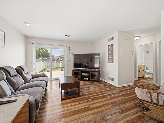 3rd image of 220 Holly Ln