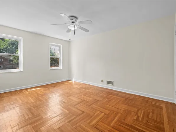 140 Van Cortlandt Park S image 13 of 26