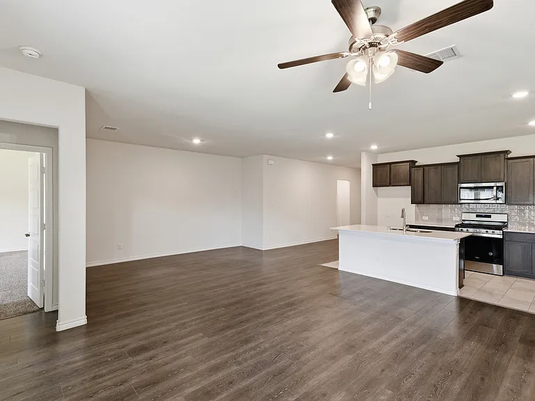 415 Boston Rd — Photo 8