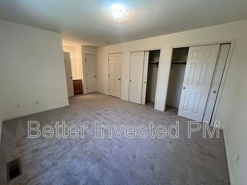 2nd image of 956 Kenmore Ln