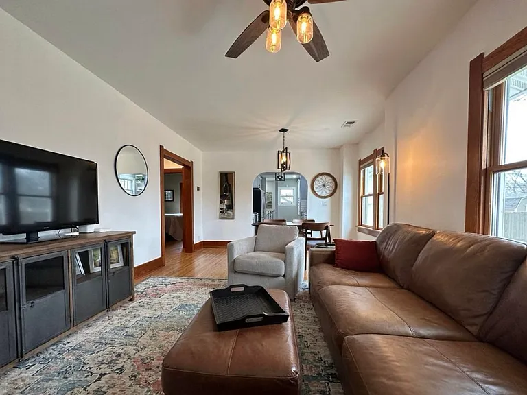 315 W 8th St — Photo 15