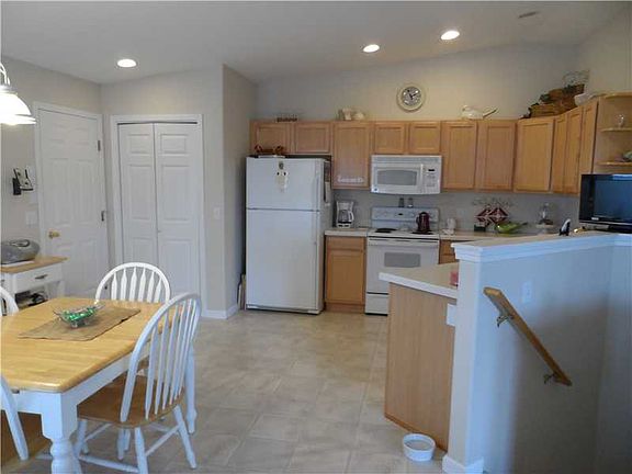 3rd image of 3274 Banff Ave