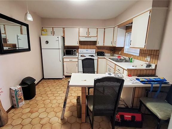 3rd image of 8 Hideaway Ln