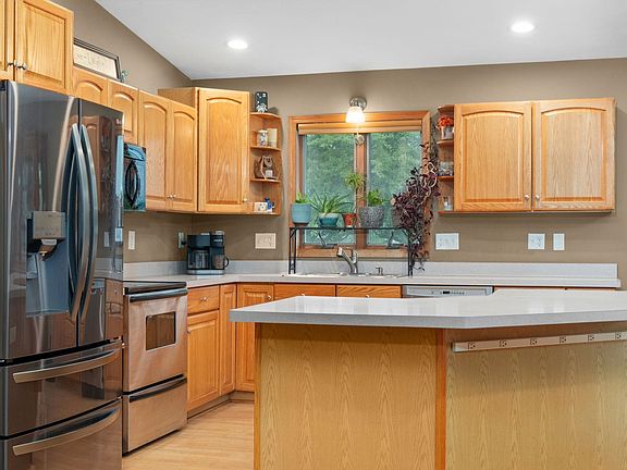 3rd image of 104 Wildwood Dr