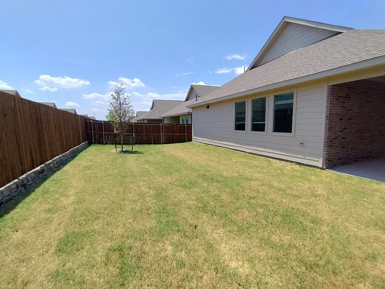 1103 Mahogany Ln — Photo 22