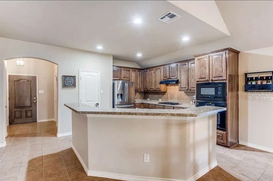 4 bed, 2024 sqft, $2,450 — Photo 2