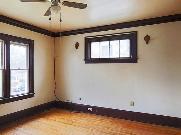 5th image of 697 Hawthorne Ave E