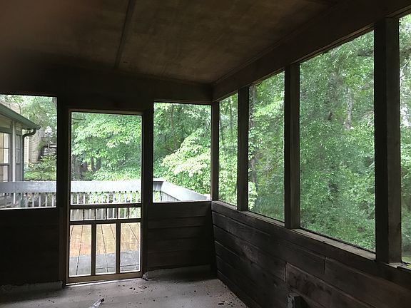 Screened in porch 