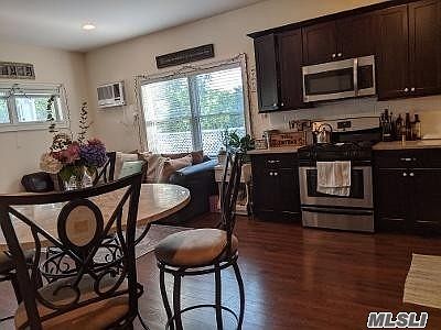 3rd image of 522 E Beech St Room 3