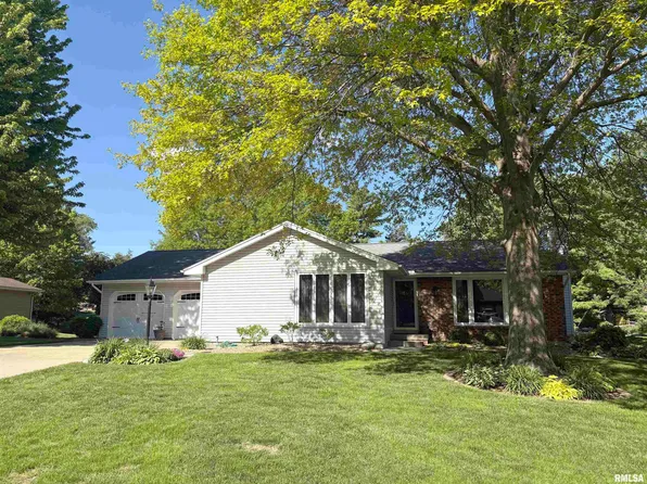 311 Whispering Oaks Dr, Metamora, IL 61548