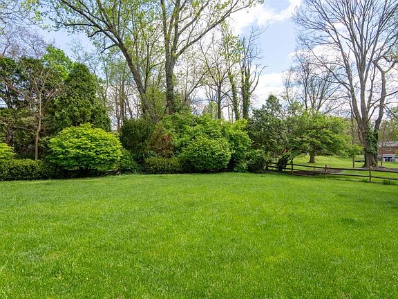 3rd image of 111 Fieldstone Dr