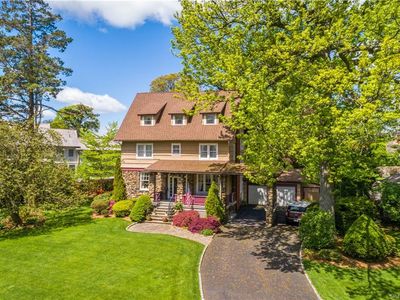 1295 Manor Cir, Pelham, NY, 10803