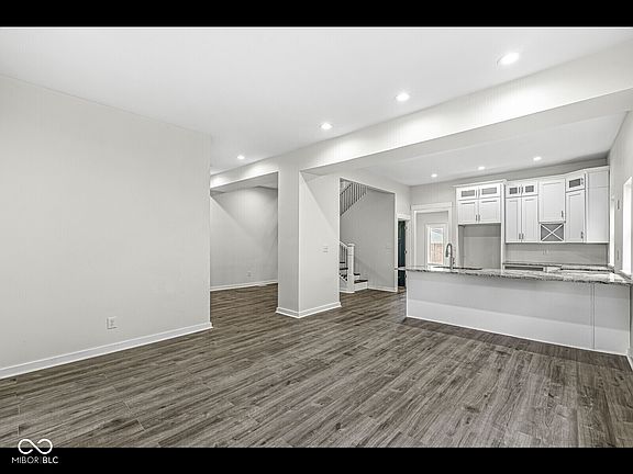 4th image of 350 E Minnesota St