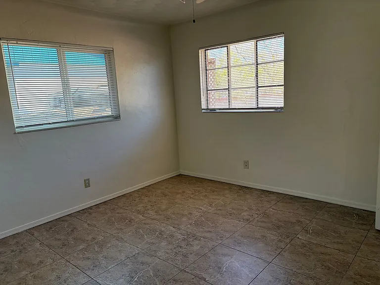 3221 E Linden St — Photo 15