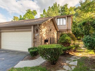 31456 Hunters Circle Dr, Farmington, MI 48334