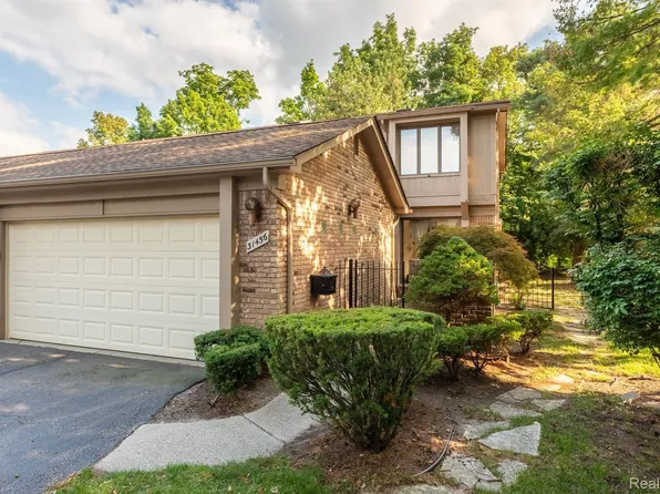 31456 Hunters Circle Dr, Farmington, MI 48334