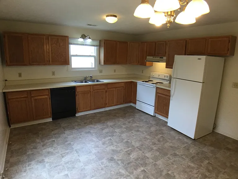 570 Kamran Dr — Photo 4