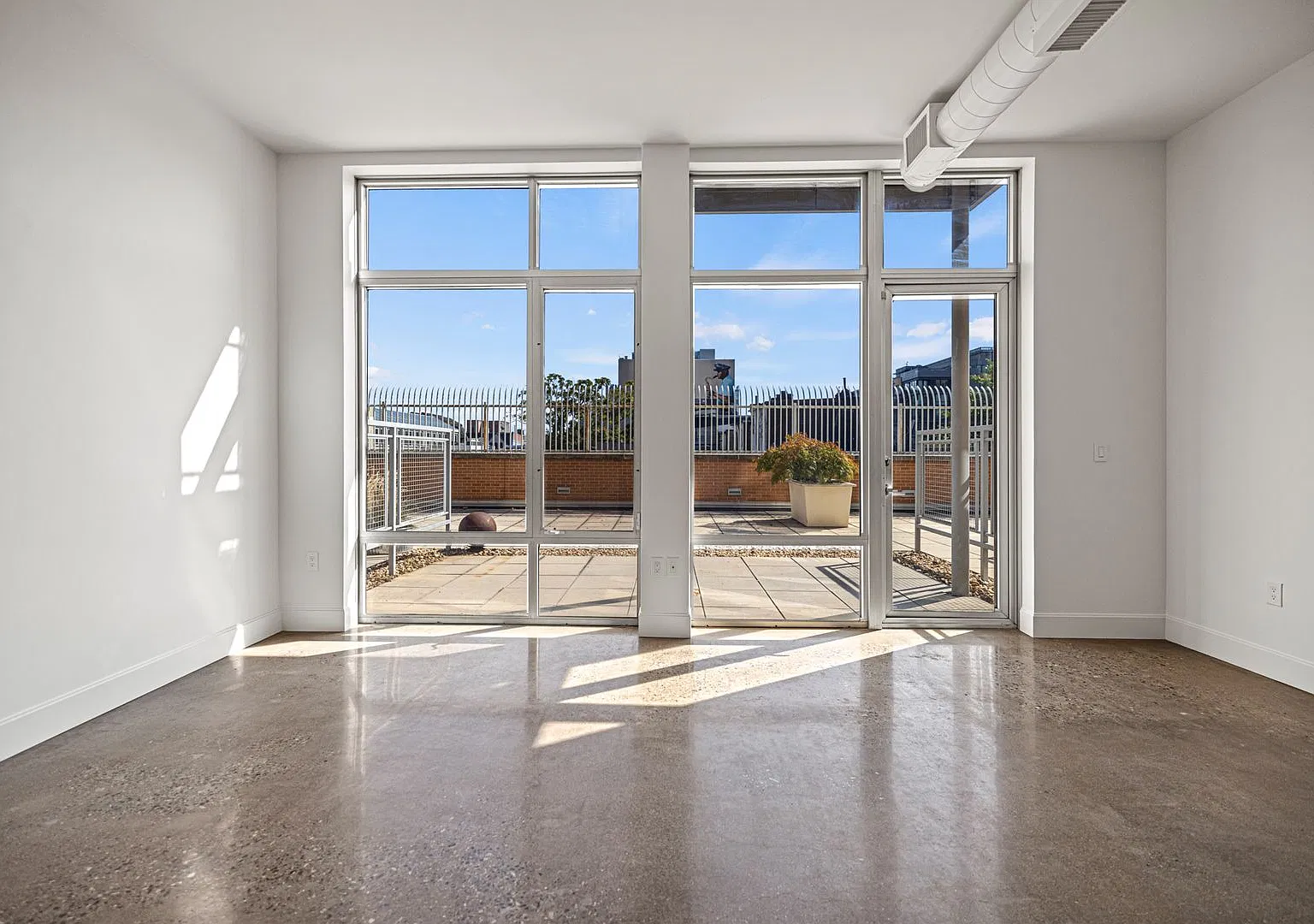 U St Loft Condo | 1 Bed | 1 Bath | 650 Sf | Large Patio — Photo 2