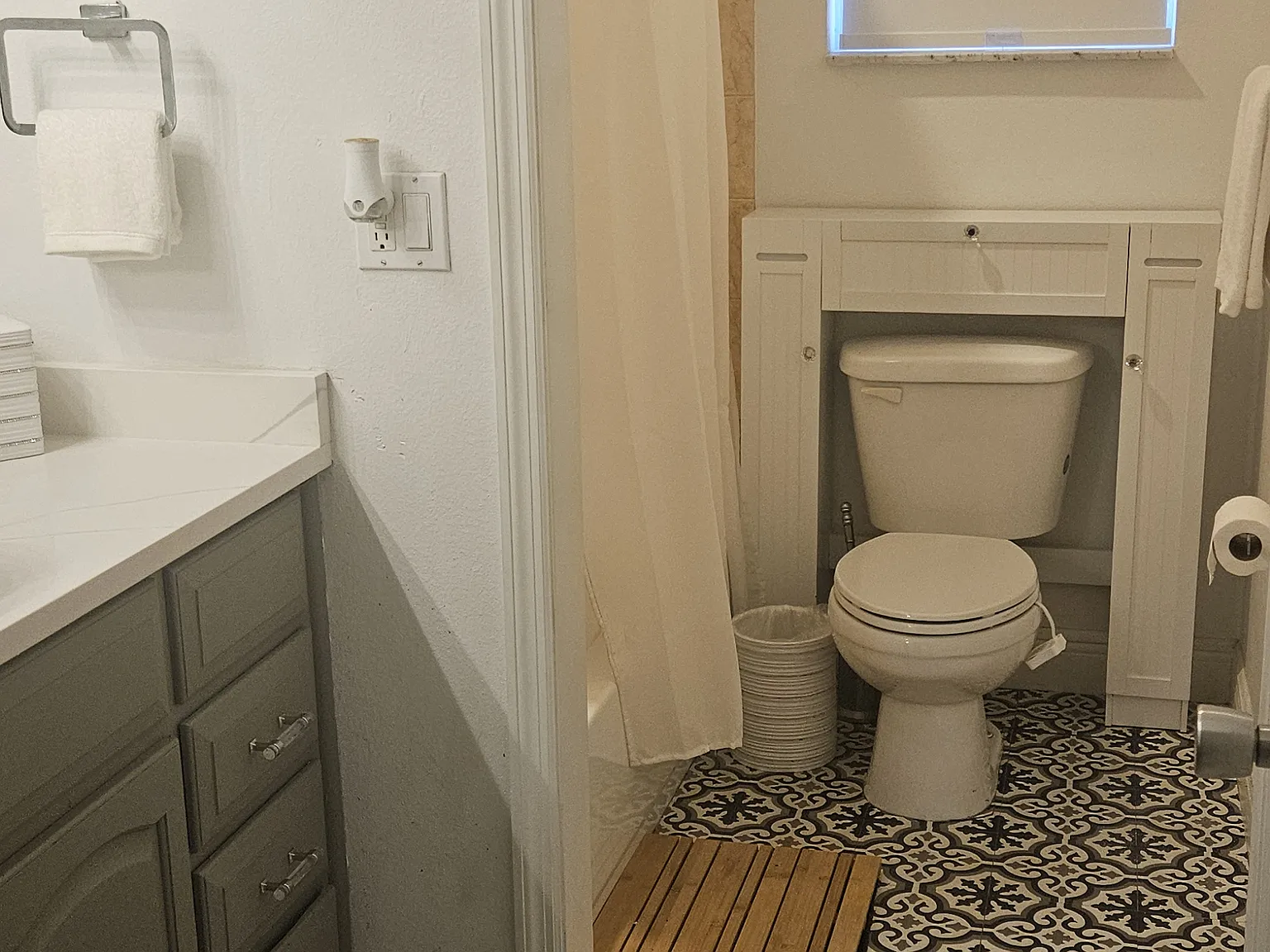 1052 SW Canary Ter — Photo 2