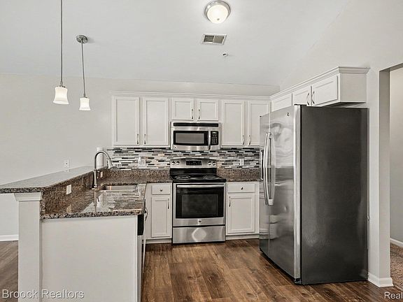 5th image of 49086 W Woods Dr