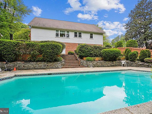 2nd image of 3709 Camelot Dr
