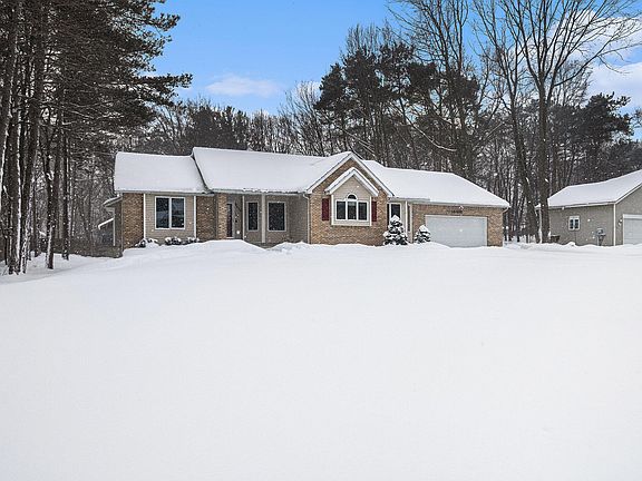 3rd image of 14438 Woodpine Dr