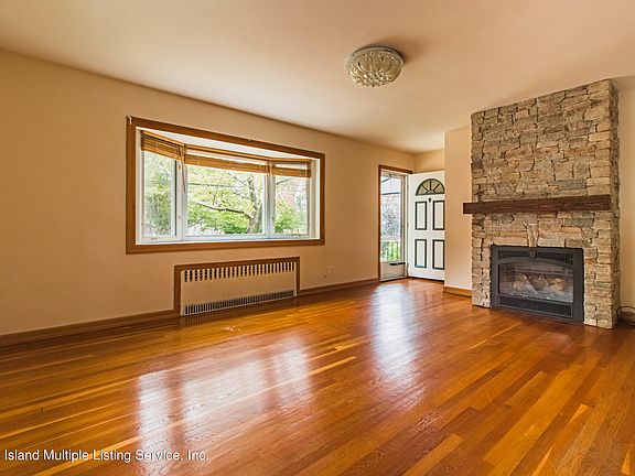 4th image of 110 Ravenhurst Ave