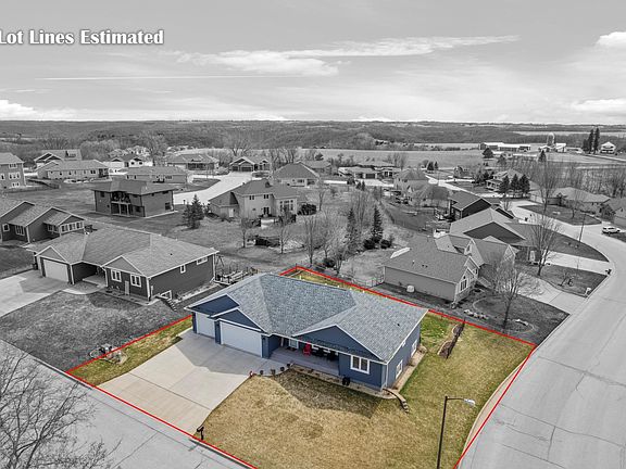 3rd image of 1363 Summit Dr