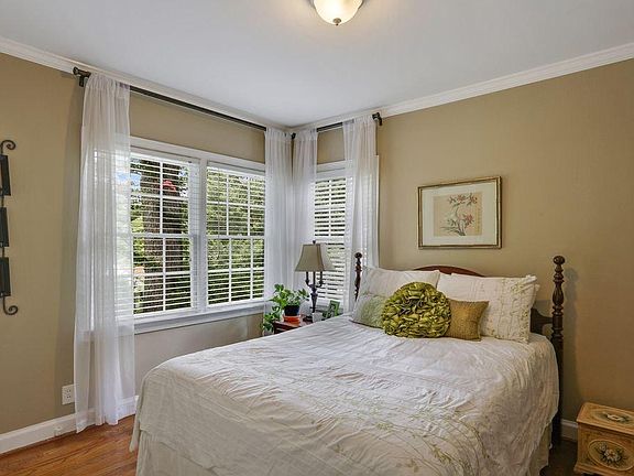 4th image of 2311 Pembrook Pl NE