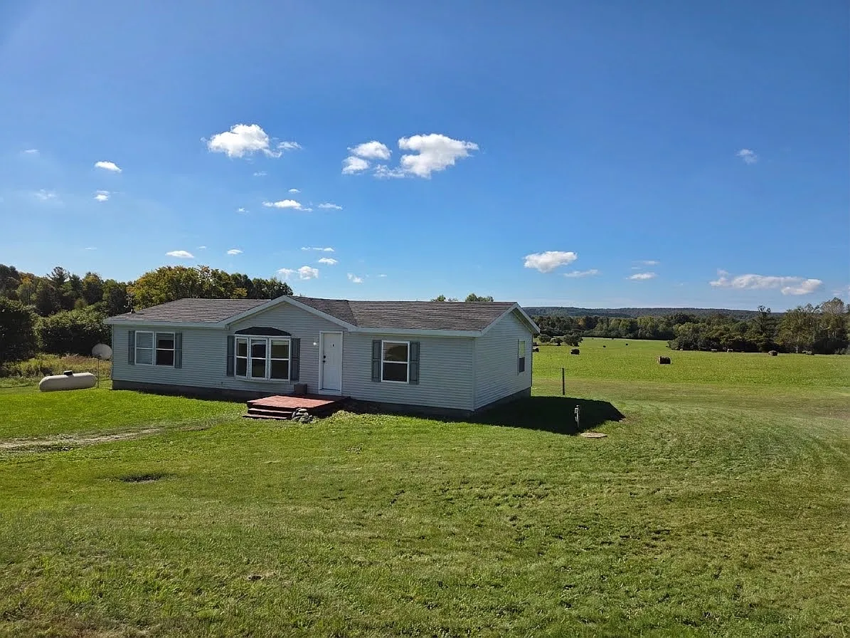3 bed, $1,880 — Photo 1