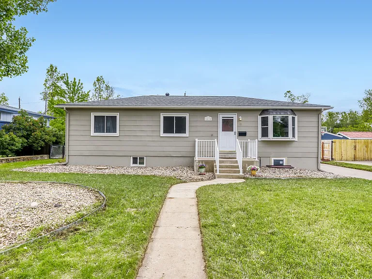 1015 W Longview Ave — Photo 1